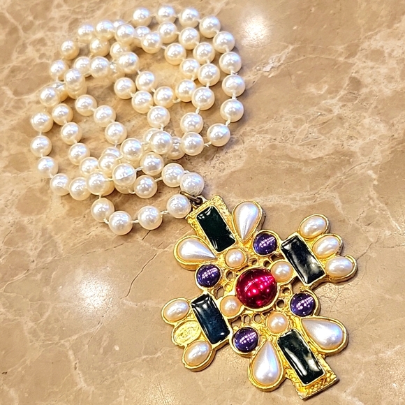 Faux Pearl Necklace with Multi-colored Gemstones in Pendant - Picture 4 of 17